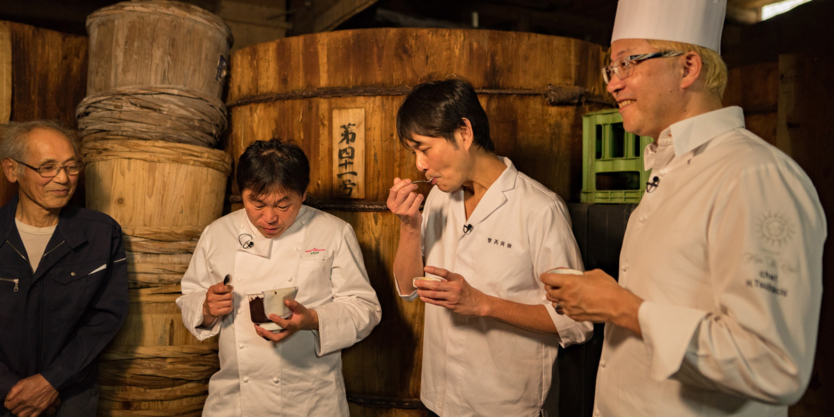 東都名所高輪廿六夜侍遊興之図